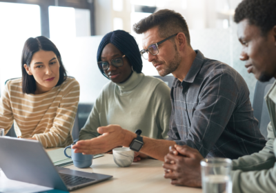Groep mensen die met elkaar praten