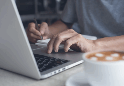 Gestionnaire heureux utilisant un ordinateur portable en copropriété moderne